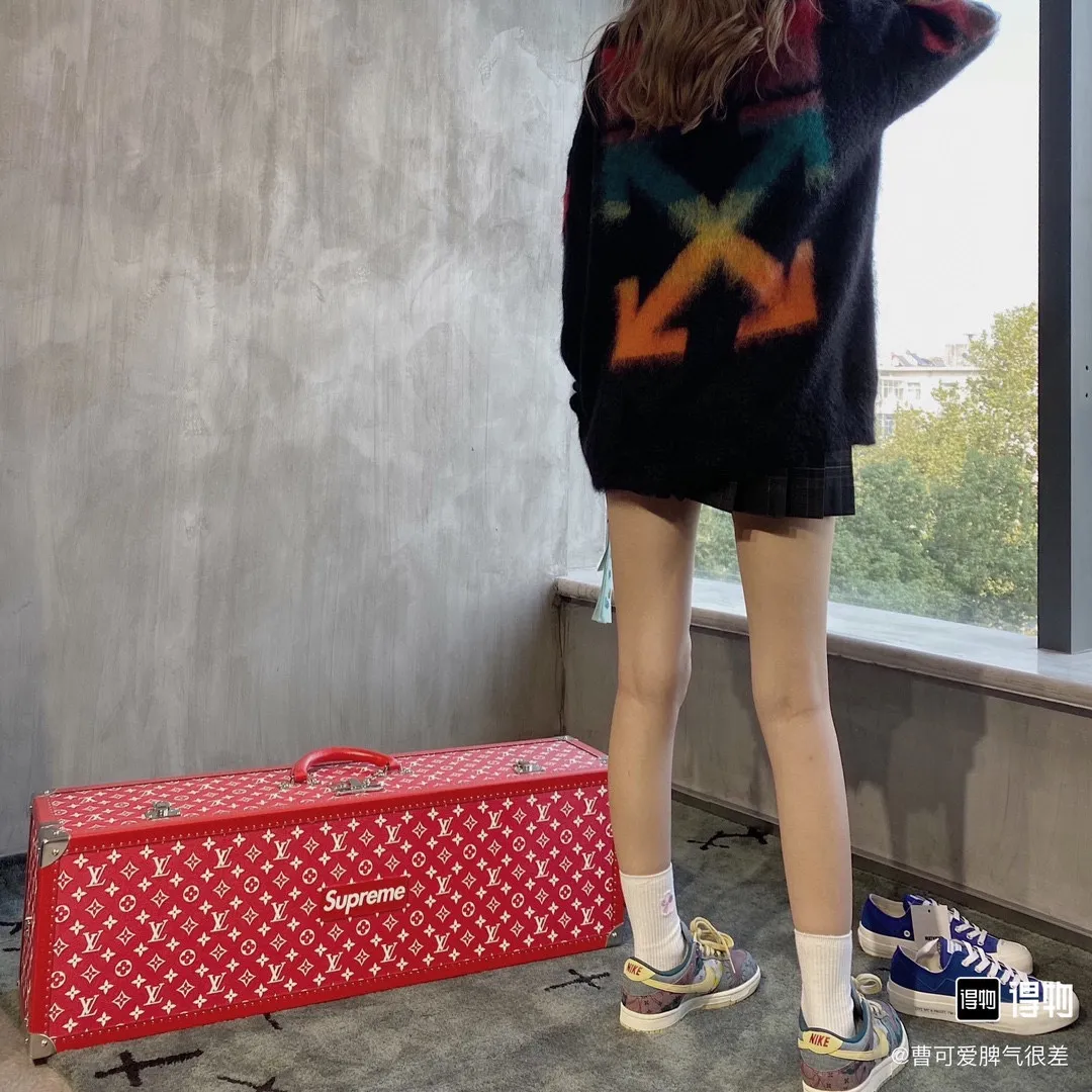 ♻️💯Upper body reference model picture❤️New top-quality proven version OFFWHITE (OW) gradient mohair striped arrow sweater hoodie gradient rendering arrow couple sweater Mohair (English Mohair; Turkish: MUKHYAR) refers to the coat of Angora goats, also known as Angora goat hair. The name comes from Turkish, meaning "the best hair". It has good elasticity, pressure resistance and special luster. It is an excellent raw material for making plush fabrics and one of the most advanced animal textile fiber raw materials in the world market. Mohair has a shape similar to long wool. The fiber surface is smooth, strong luster, high strength, good elasticity, less curl, and easy to wash. Mohair can be used in jacquard blankets, long-haired coats and high-gloss wool fabrics. Mohair sweaters from ow are released every year🛒 The same style and ever-changing colors. There is really no girl who doesn’t love it. It is super suitable for wearing under a down jacket in winter without being bulky! If the lower body is missing, their favorite os version🙋🏻‍♀️ intuitively adds natural softness and fairy beauty effect, which is the best choice! The upper body is lightweight and does not weigh down the body while keeping warm. The sleeves and the gradient arrow parts on the back are repeatedly patterned until the gradient level is satisfied before large-scale products are released. The craftsmanship is extremely demanding. Each sweater is woolen at least ten times to give it a plush, thick feel and good fluffiness! ✅ Fabric composition: 50% mohair 32 spandex 18% wool, three-level anti-pilling Color: black and white gradient Sizes Mohair is lighter and softer, so be careful not to machine wash it, not machine washable! ! emphasize! !  ⚠️Hand wash with warm water and cold water P:440
